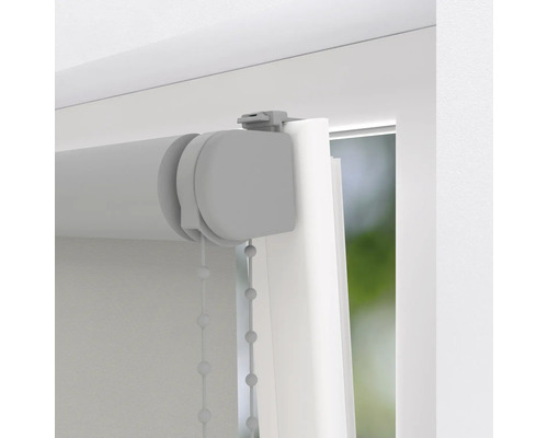 Detailní pohled na roletu s řetízkovým ovládáním na okně