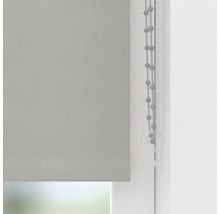 Šedá roleta v okně