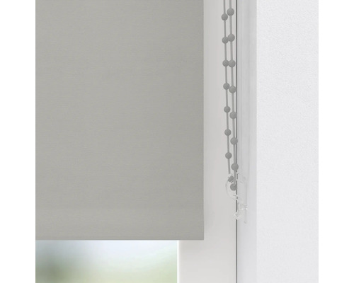 Šedá roleta v okně