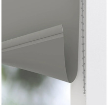 Šedá roleta s řetízkovým ovládáním pro dekoraci oken