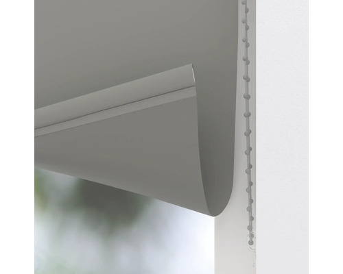 Šedá roleta s řetízkovým ovládáním pro dekoraci oken