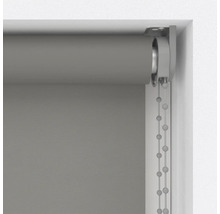 Šedá roleta s řetízkovým ovládáním v okenním rámu.