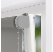 Šedá roleta na okně s řetízkovým ovládáním