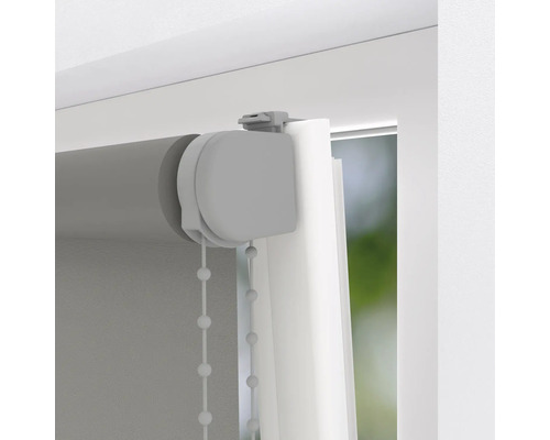 Šedá roleta na okně s řetízkovým ovládáním