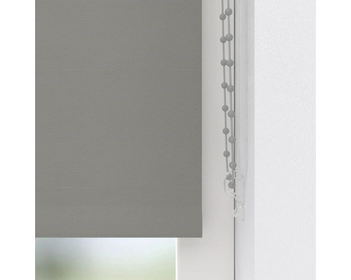 Šedá roleta s kuličkovým řetízkem na okně