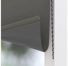 Šedá roleta s řetízkovým ovládáním pro dekoraci oken