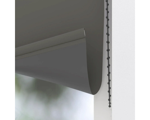 Šedá roleta s řetízkovým ovládáním pro dekoraci oken