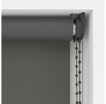 Šedá roleta s řetízkovým ovládáním na okně