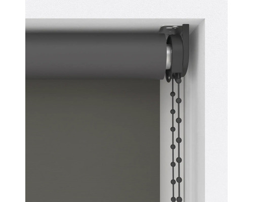 Šedá roleta s řetízkovým ovládáním na okně
