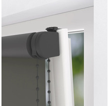 Šedá roleta s řetízkovým ovládáním na okně