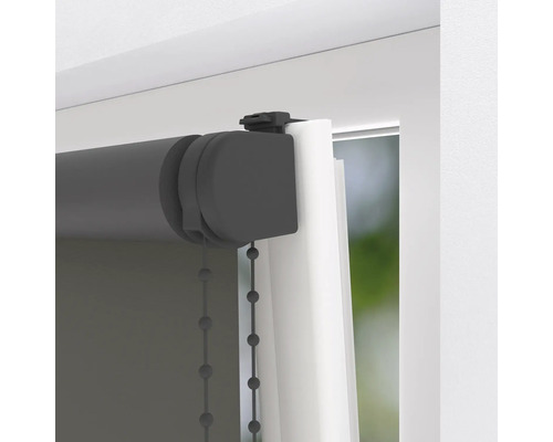 Šedá roleta s řetízkovým ovládáním na okně