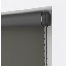 Roleta s řetízkovým ovládáním na okně