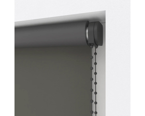 Roleta s řetízkovým ovládáním na okně