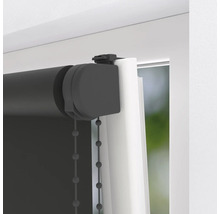 Detailní pohled na šedou roletu s řetízkovým pohonem u okna