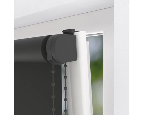 Detailní pohled na šedou roletu s řetízkovým pohonem u okna