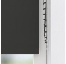 Tmavě šedá roleta v okně s řetízkovým ovládáním.