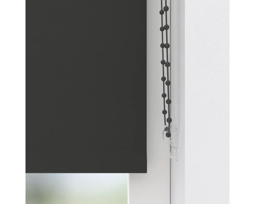 Tmavě šedá roleta v okně s řetízkovým ovládáním.