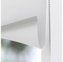 Bílá okenní roleta s řetízkovým ovládáním pro regulaci světla