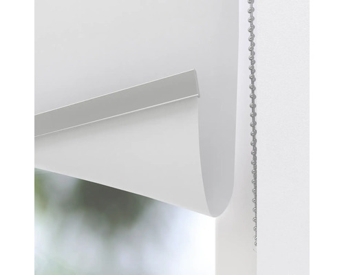 Bílá okenní roleta s řetízkovým ovládáním pro regulaci světla