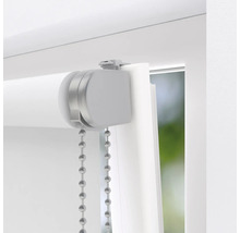 Detailní pohled na roletu s řetízkovým ovládáním pro dekoraci oken