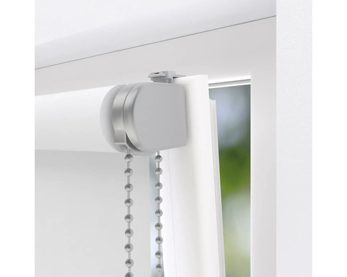 Detailní pohled na roletu s řetízkovým ovládáním pro dekoraci oken