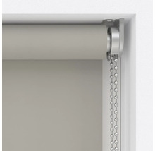 Detailní záběr rolety s řetízkovým mechanismem v rámu okna