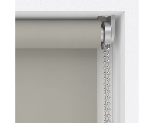 Detailní záběr rolety s řetízkovým mechanismem v rámu okna