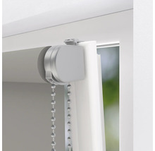 Detailní pohled na roletu s řetízkovým ovládáním na okně