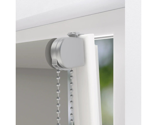 Detailní pohled na roletu s řetízkovým ovládáním na okně