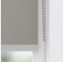 Šedá okenní roleta s řetízkovým ovládáním