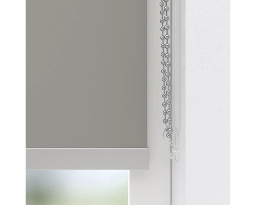 Šedá okenní roleta s řetízkovým ovládáním