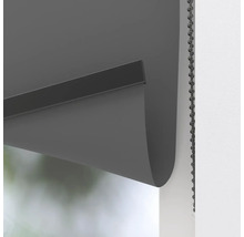 Detailní záběr šedé rolety s řetízkovým ovládáním pro dekoraci oken