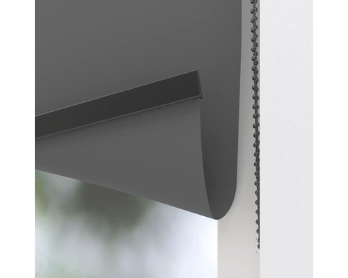 Detailní záběr šedé rolety s řetízkovým ovládáním pro dekoraci oken