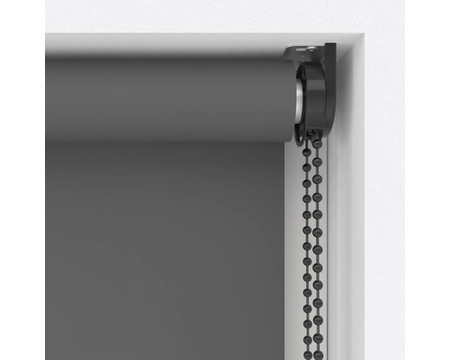 Detailní pohled na šedou roletu s řetízkovým pohonem na okně