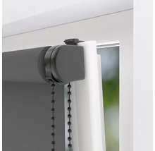 Detailní pohled na roletu s řetízkovým ovládáním pro dekoraci oken