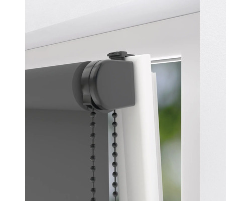 Detailní pohled na roletu s řetízkovým ovládáním pro dekoraci oken