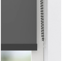 Šedá roleta s řetízkovým ovládáním u okna