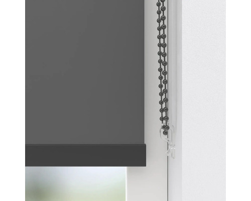 Šedá roleta s řetízkovým ovládáním u okna