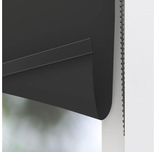 Detailní záběr černé rolety s řetízkovým ovládáním pro zatemnění oken.