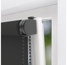 Detailní záběr černé rolety na okně s řetízkovým ovládáním