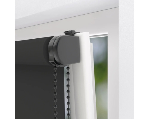 Detailní záběr černé rolety na okně s řetízkovým ovládáním