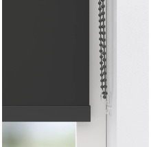 Detailní pohled na roletu s řetízkovým ovládáním na okně