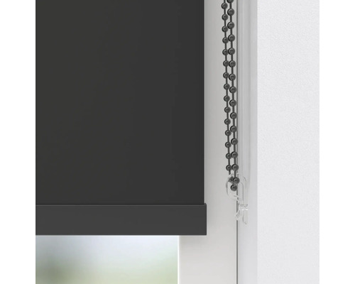 Detailní pohled na roletu s řetízkovým ovládáním na okně