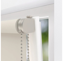 Detailní pohled na roletu s řetízkovým pohonem na okně