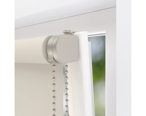 Detailní pohled na roletu s řetízkovým pohonem na okně