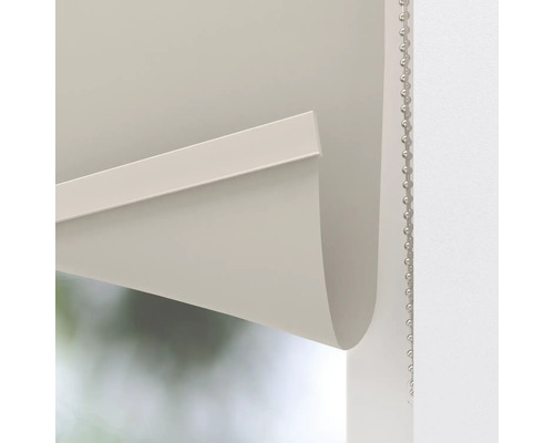 Detailní pohled na roletu s řetízkovým mechanismem.