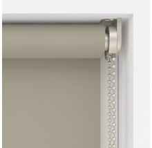 Detailní pohled na roletu s řetízkovým ovládáním pro dekoraci oken.