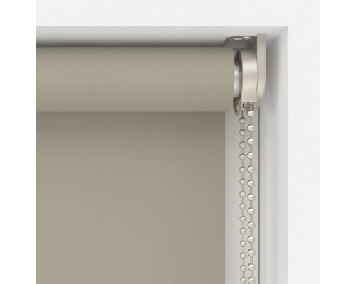 Detailní pohled na roletu s řetízkovým ovládáním pro dekoraci oken.