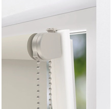 Detail bílé okenní žaluzie s řetízkovým ovládáním