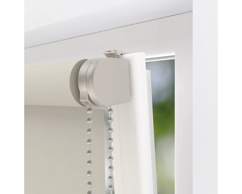 Detail bílé okenní žaluzie s řetízkovým ovládáním